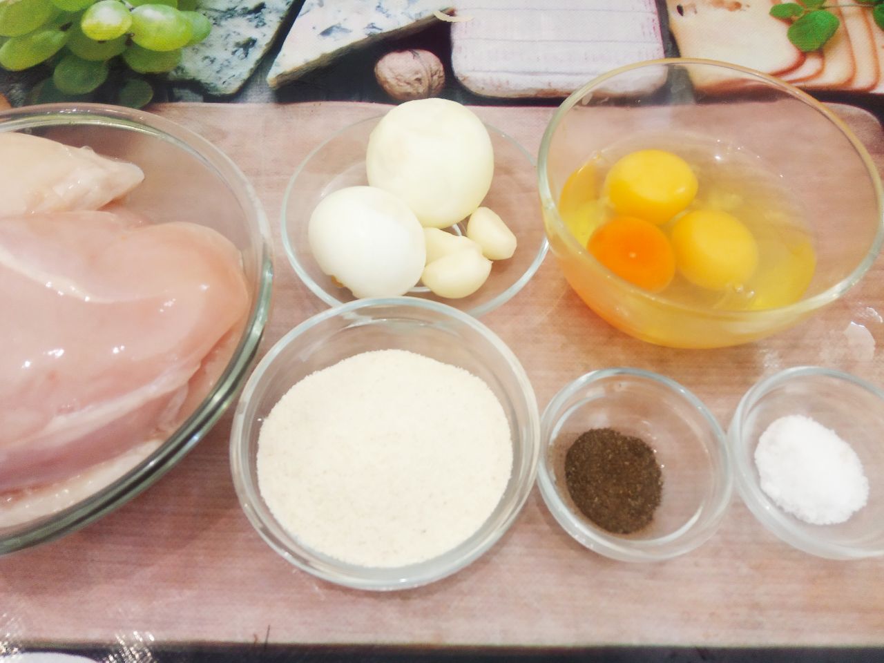 Котлеты из рубленого куриного филе, жареного лука и манной крупы