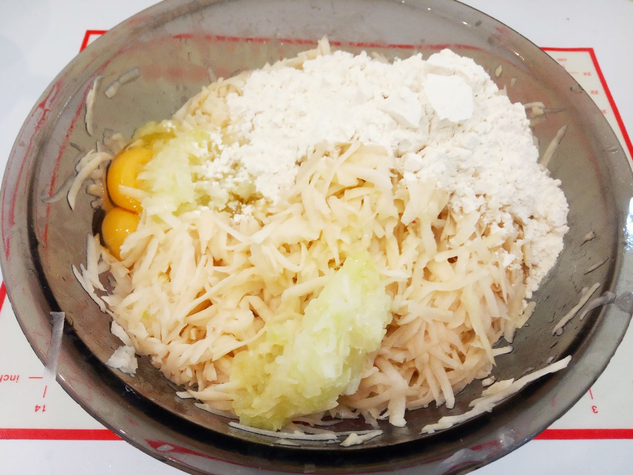 Картофельные колдуны с фаршем и сыром, вкусно и сытно: Картофель отжимаем, добавляем лук, чеснок, яйца, муку, соль и перец по вкусу, размешиваем.
