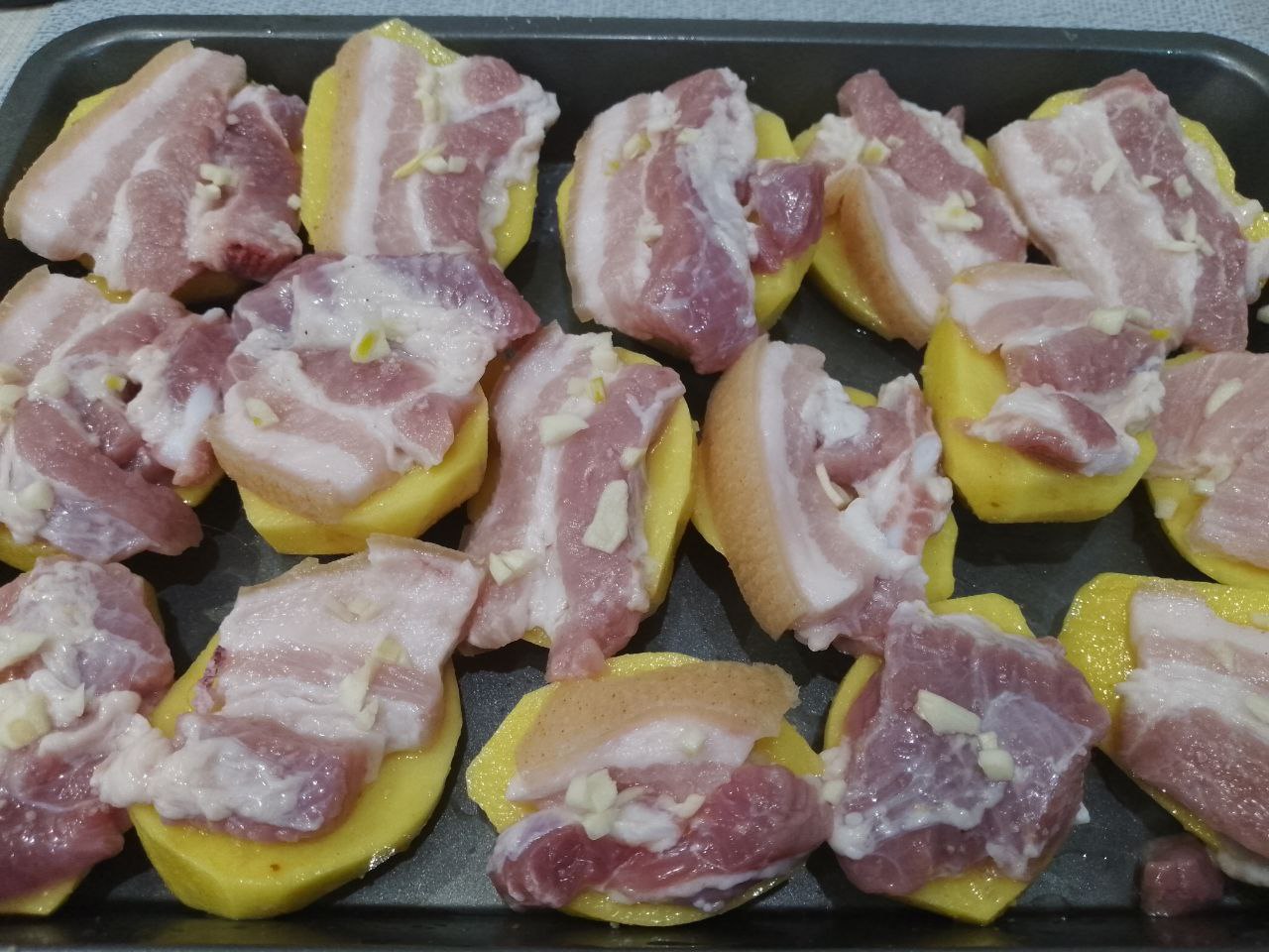 Картофель запеченный в духовке с грудинкой, просто и вкусно: Грудинку солим перчим и распределяем измельченный чеснок по своему вкусу.