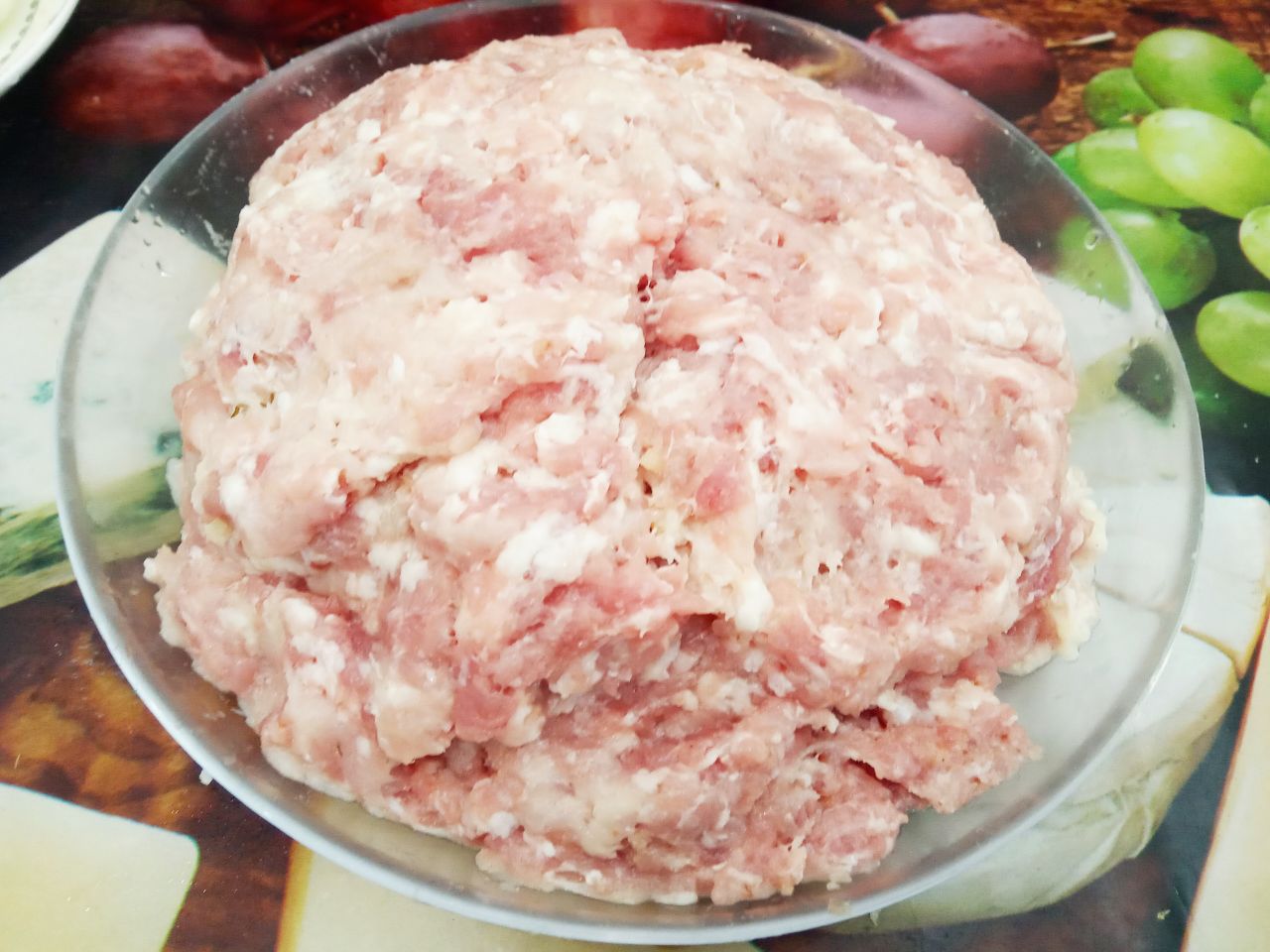 Домашние котлеты из фарша, пюре и сыра, вкусные и сытные: Мясо свинины промываем, просушиваем и пропускаем через мясорубку.