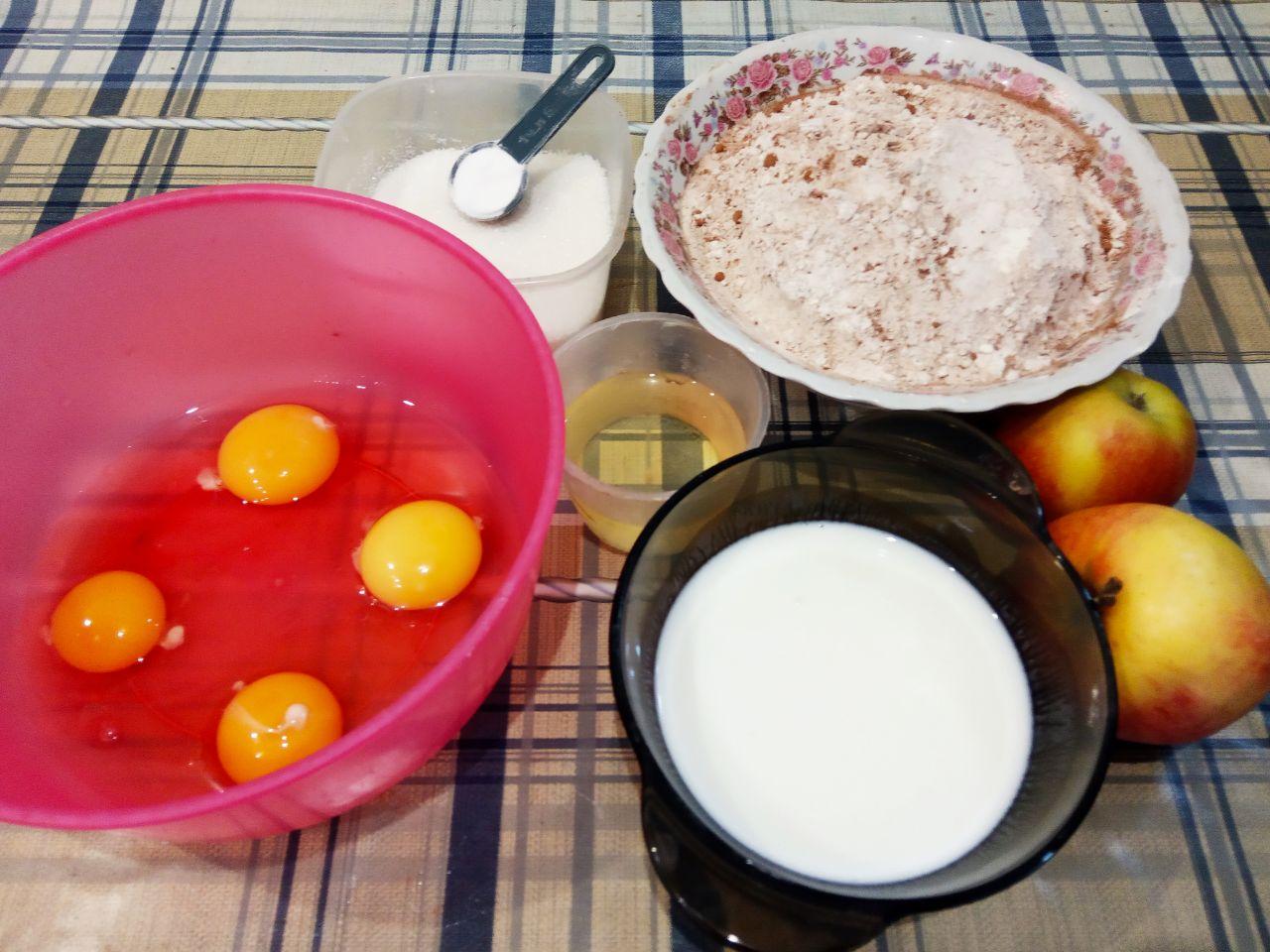 Простой рецепт шоколадного пирога с яблоками и заварным кремом