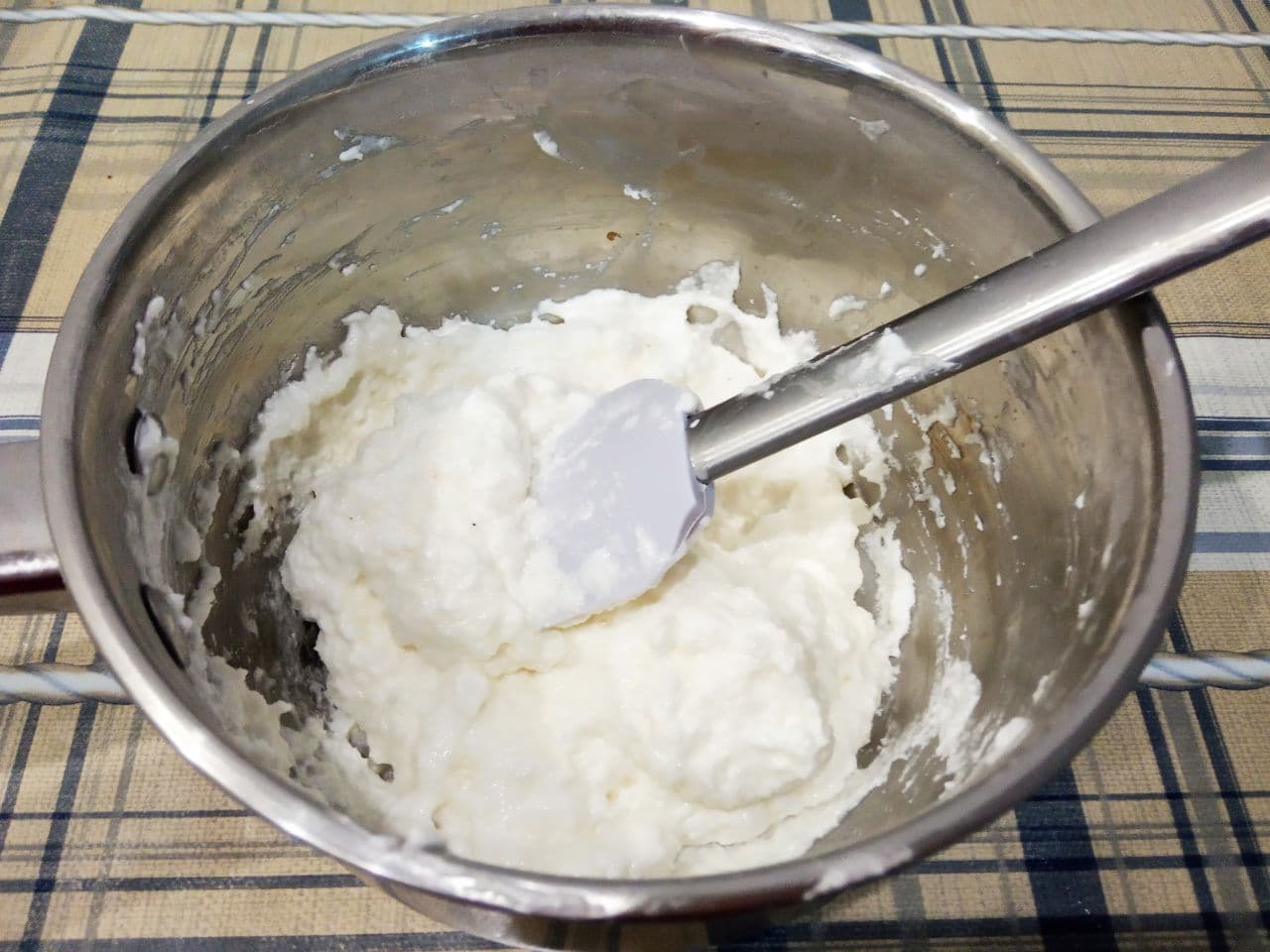 Печенье с начинкой из кокосовой стружки, просто и вкусно: Ставим начинку на водяную баню и доводим до загустения.