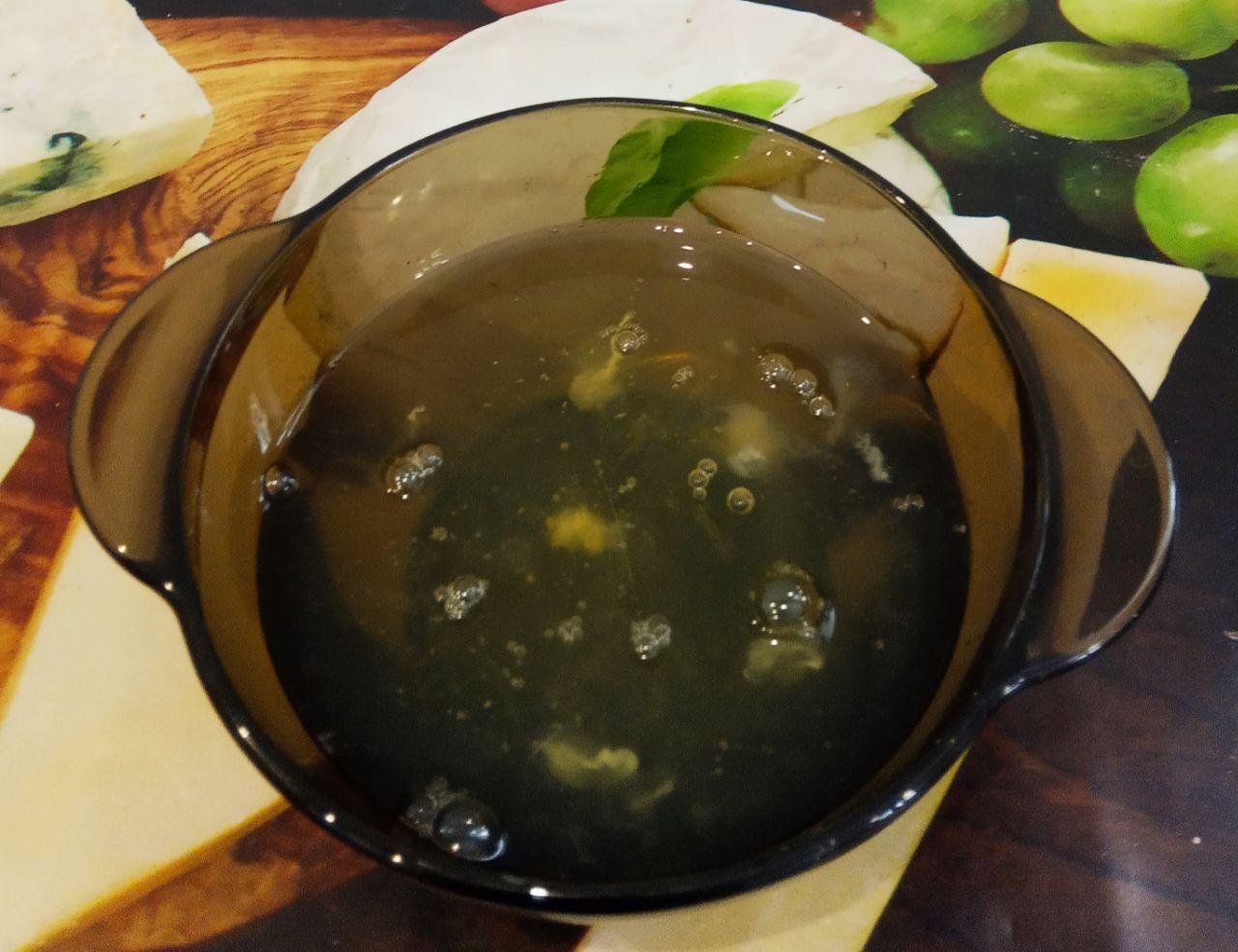 Торт из сухарей, с нежным заварным кремом, просто и вкусно: Разделяем яйца на желтки и белки в разные чаши или другую посуду.