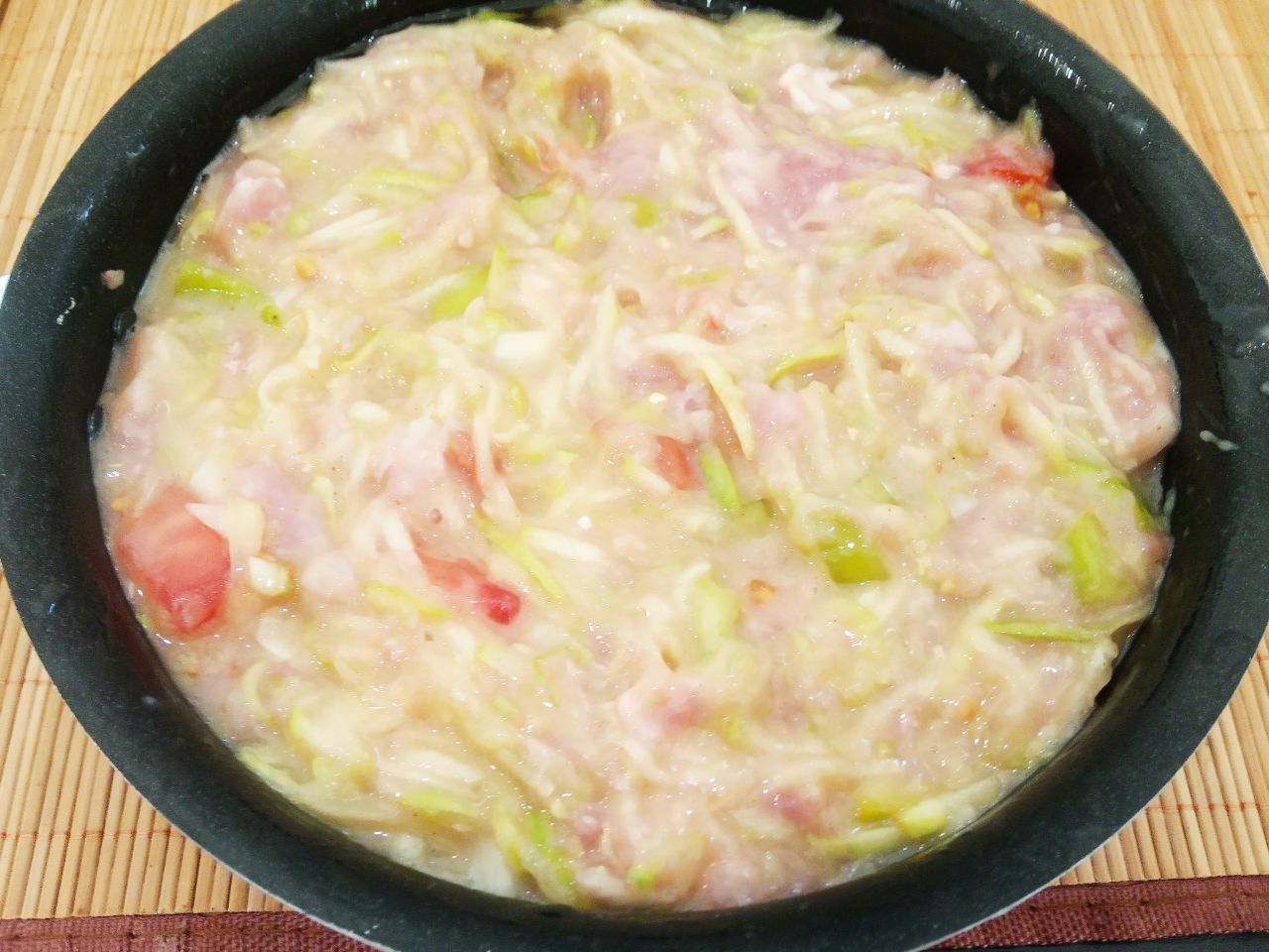 Запеканка из кабачков, фарша, овощей и сыра: Форму смазываем маслом и выкладываем подготовленную кабачковую массу, разравниваем.