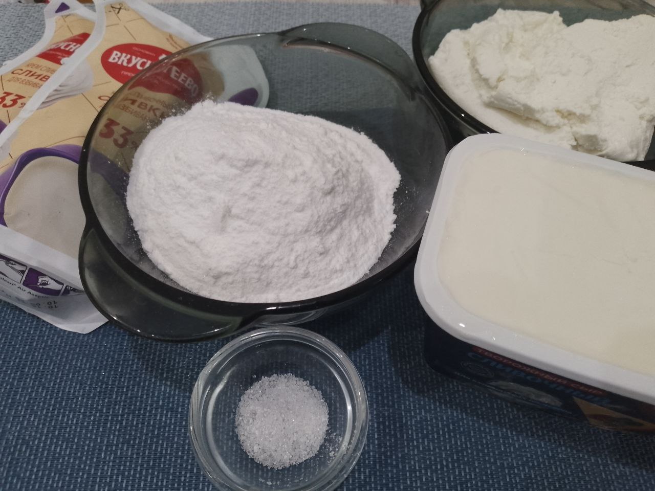 Медовый торт с кремом из творожного сыра, творога, сливок и замороженных ягод: Займемся приготовлением творожного крема.