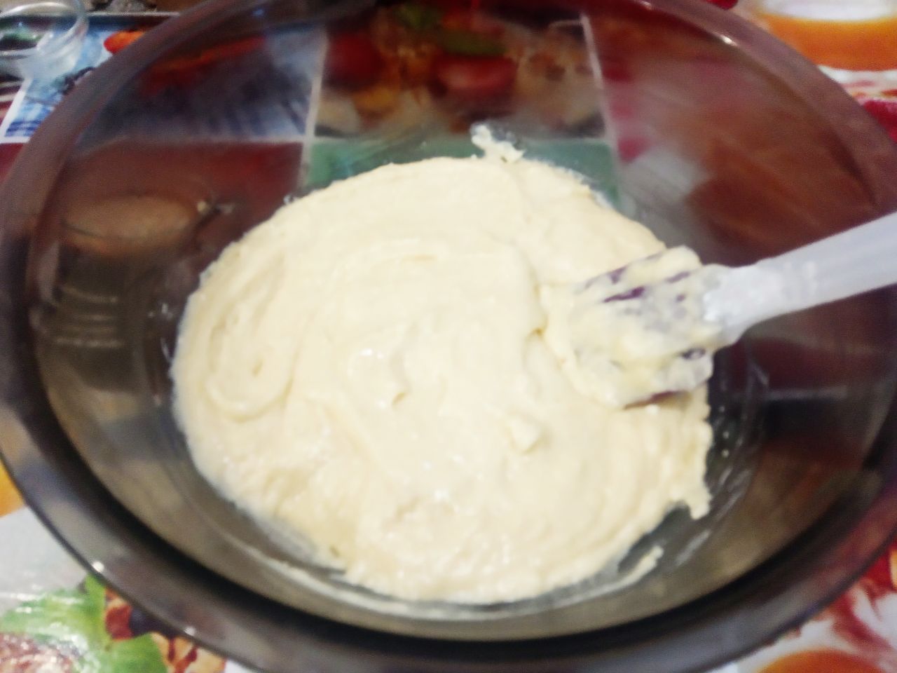 Мягкие и воздушные пряники, с вареным сгущенным молоком и орехами: Муку просеиваем через мелкое сито и добавляем в смесь, размешиваем. Тесто должно получится не слишком густое.