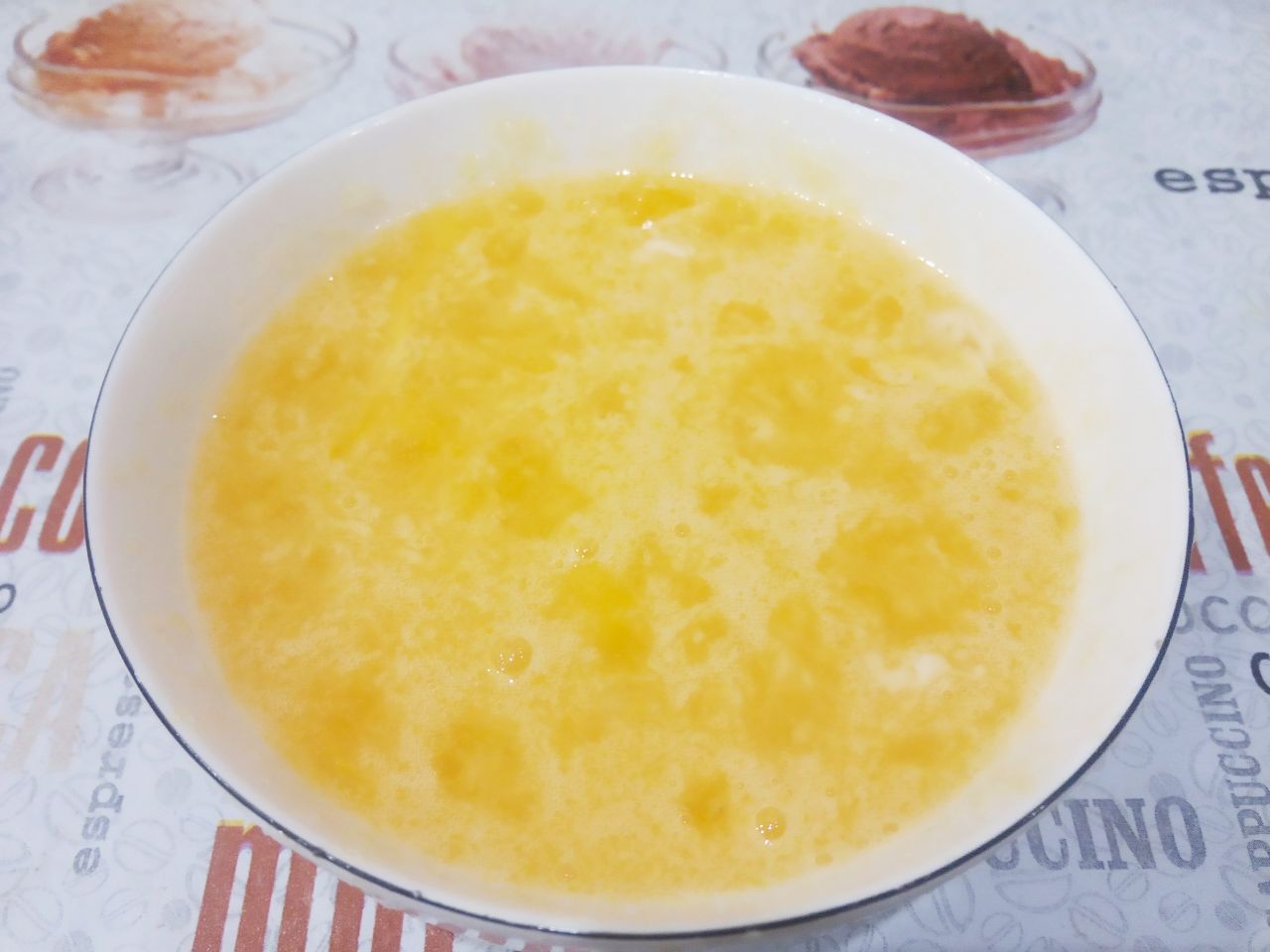 Манный пирог воздушный и мягкий, простой и вкусный: Яйца разбиваем в чашу, добавляем сахар и взбиваем.