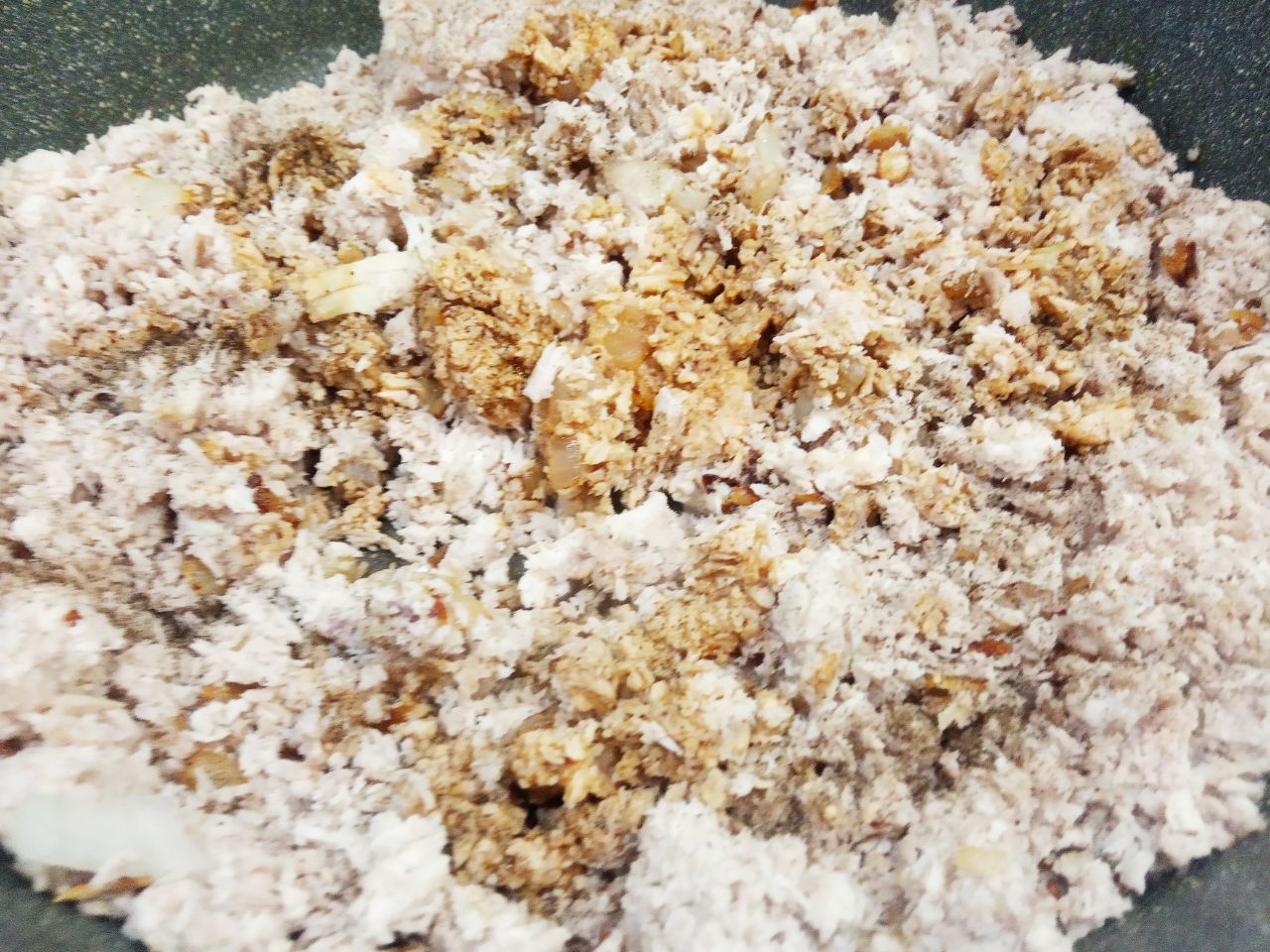 Блинчики с мясом и сыром, запеченные в духовке: Кладем отваренное мясо к обжаренному луку, добавляем перец по вкусу и соевый соус. Начинку перемешиваем и