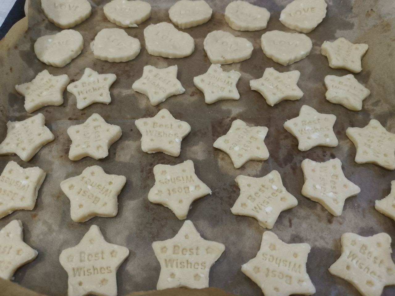 Домашнее печенье из творога и рисовой муки, с начинкой из вареного сгущенного молока: Противень застилаем пергаментом и укладываем печенье.