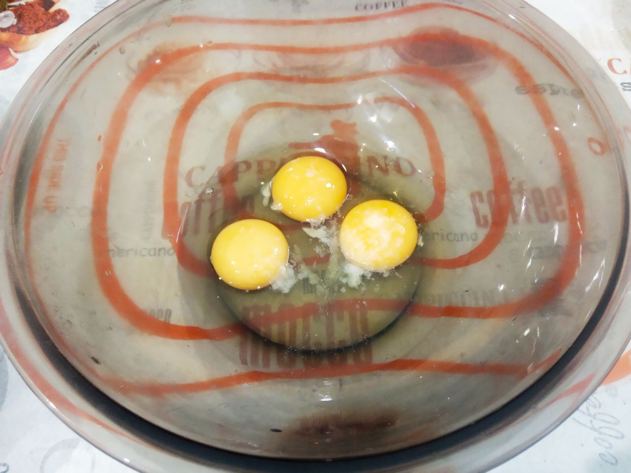 Ленивый пирог на кефире, с мясом и сыром в духовке: Яйца разбиваем в чашу, добавляем соль и взбиваем венчиком.