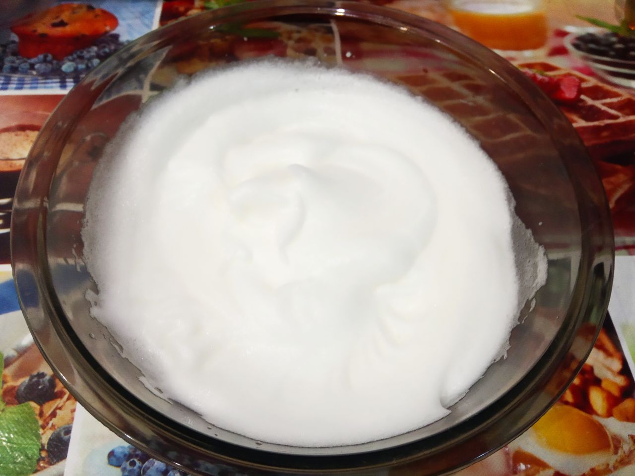 Вкусный торт ко дню рождения или к другому торжеству: Сначала приготовим бисквитное тесто.