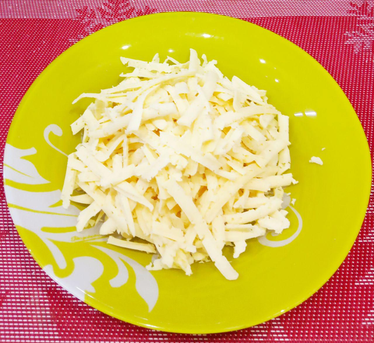 Картофельная запеканка с мясом и сыром: Сыр натираем на крупной терке и в конце запекания посыпаем запеканку.