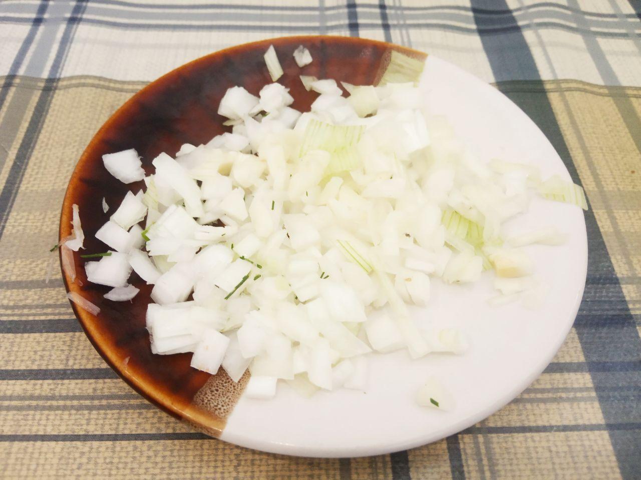 Кабачковые оладьи с фаршем, нежные и сытные: Лук очищаем от шелухи, промываем и мелко нарезаем или натираем на терке.
