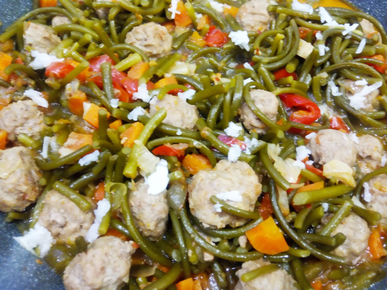 Чесночные стрелки с овощами, томатным соусом и мясным фаршем: Кладем чеснок и зелень в конце приготовления, тушим ещё пять минут и снимаем с огня.