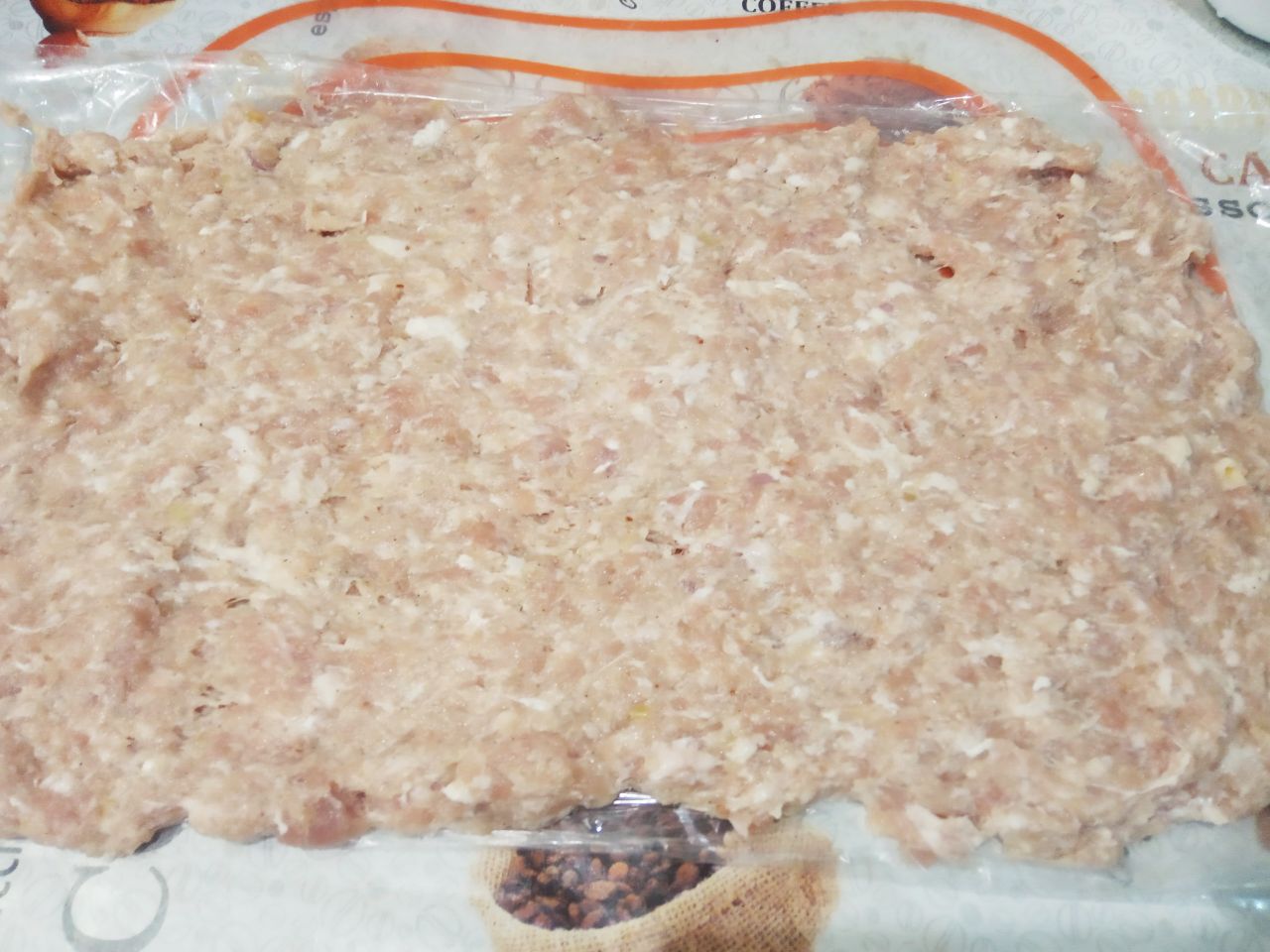Рулет из свинины с грибами, запеченный в рукаве, вкусный и аппетитный: Фарш распределяем равномерно на пленке формой прямоугольника.