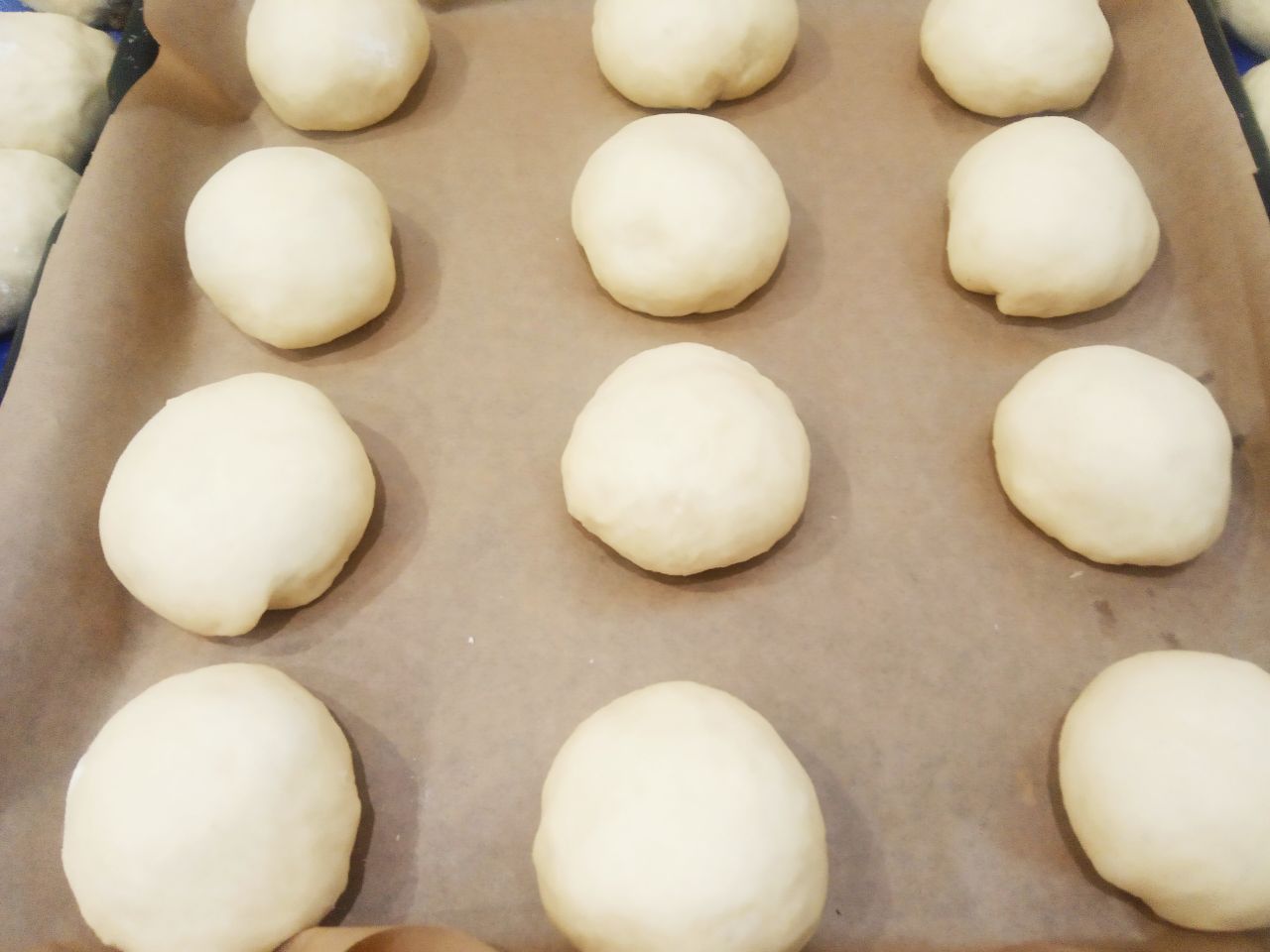 Булочки с начинкой из жареных яблок, изюма и корицы: Колобки без изюма 12 штук, укладываем на противень застланный пергаментом и ставим на расстойку теста на 20