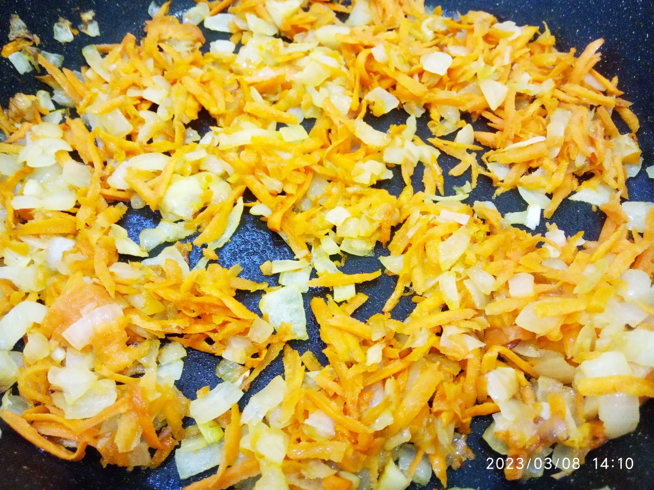 Бутерброды с куриным паштетом, вкусно и сытно: Кладем морковь к луку, обжариваем несколько минут и также измельчаем в блендере.