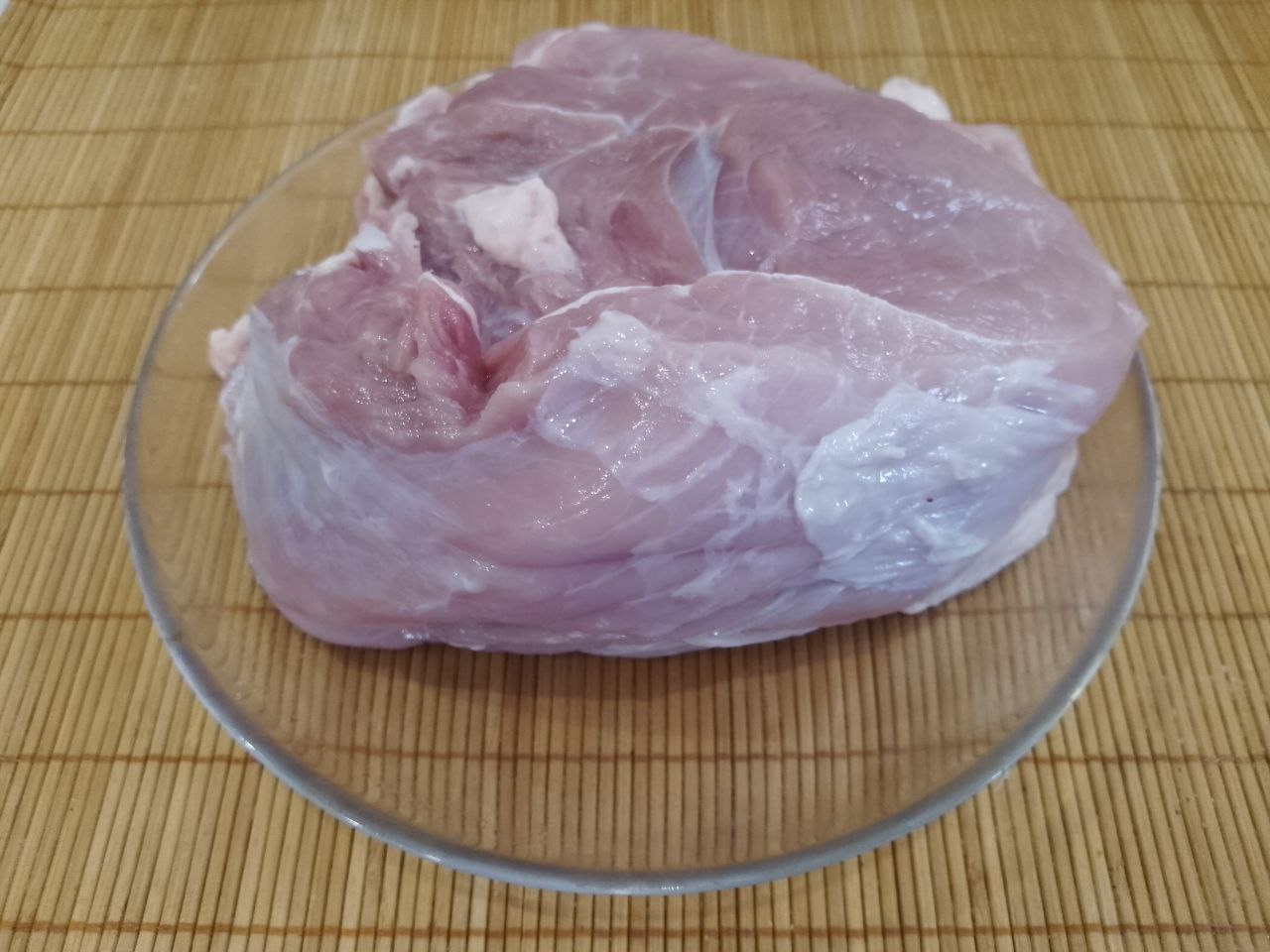 Котлеты из свинины в яичном кляре, сочные и нежные: Мясо промываем, просушиваем, разрезаем на кусочки и пропускаем через мясорубку.