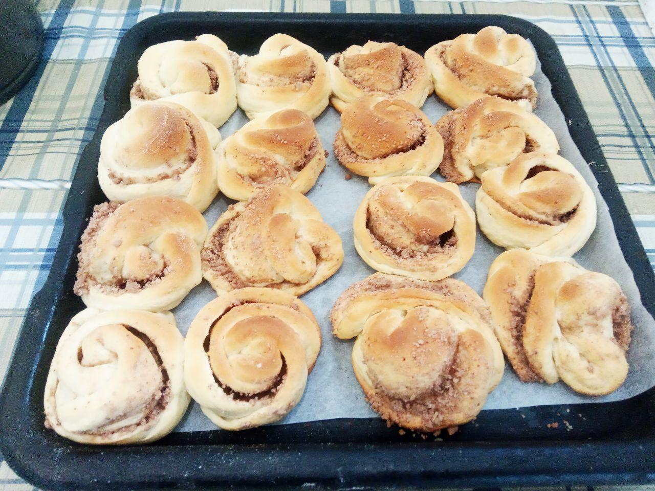 Булочки с шоколадной крошкой из дрожжевого теста на желтках: Духовку разогреваем до 180 С, ставим противень с булочками и выпекаем до готовности.