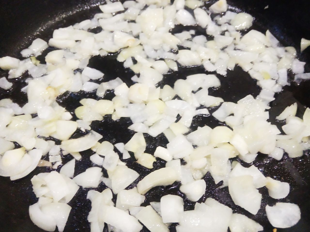 Шампиньоны с сыром, запеченные в духовке, вкусные и аппетитные: Разогреваем сковороду с растительным маслом и обжариваем лук до золотистого цвета.