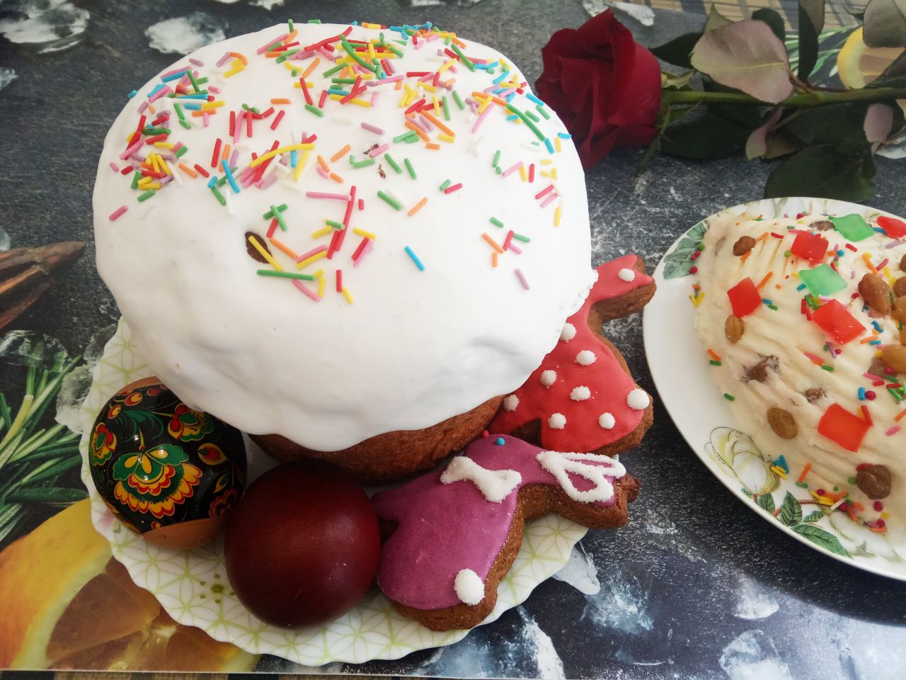 Воздушные праздничные домашние куличи: Охлажденные куличи покрываем белковой глазурью и сахарной глазурью на желатине. Я покрываю белковой и