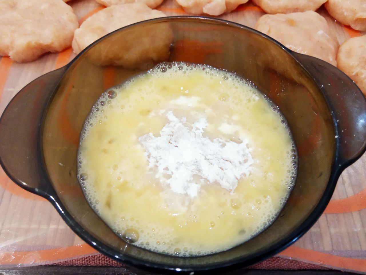 Отбивные в яичном кляре из фарша куриного филе, жареные на сковороде: Потом во взбитых яйцах и укладываем на сковороду, на расстоянии между собой.