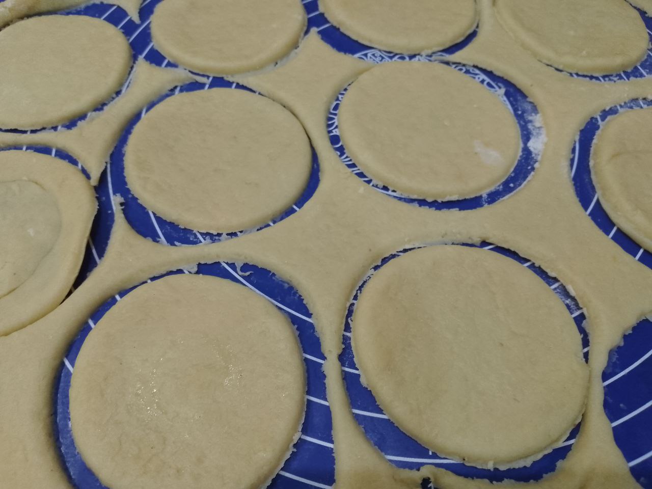 Песочные и рассыпчатые ореховые кольца: Круглой формой вырезаем колечки.
