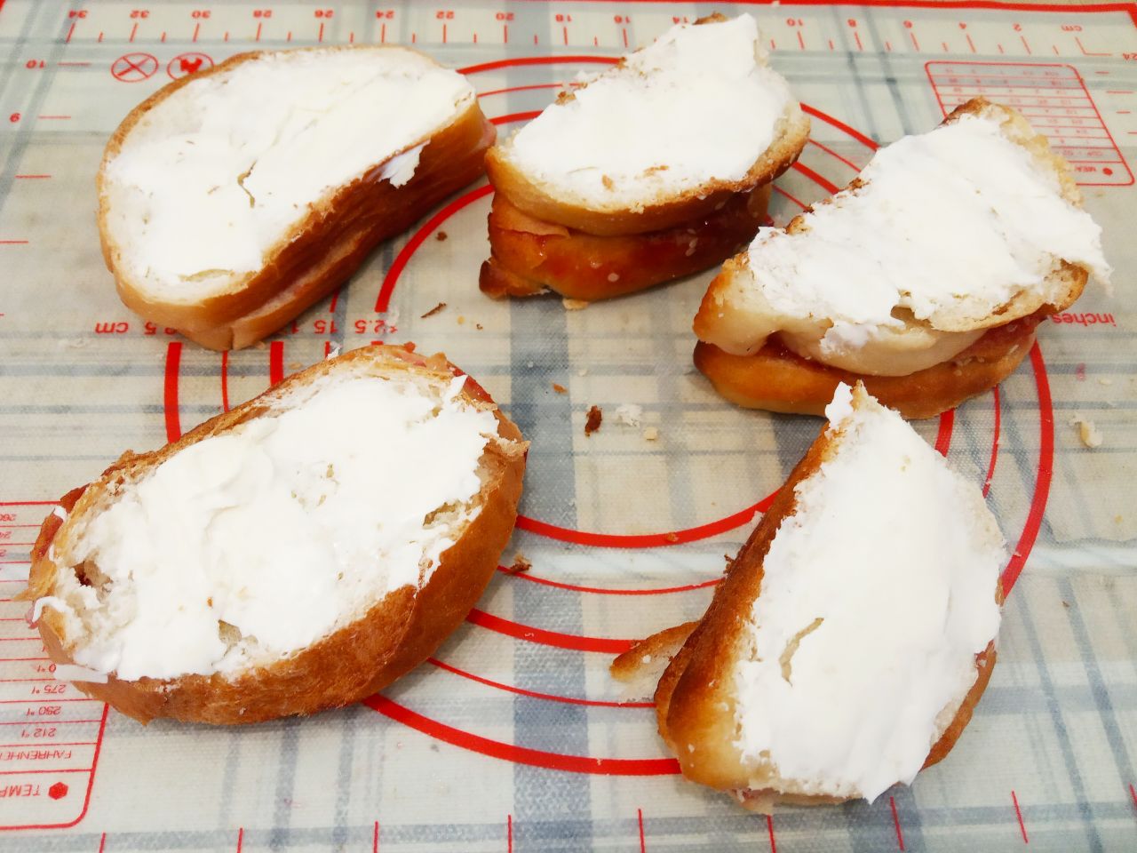 Вкусный и быстрый десерт к чаю: Одну сторону ломтика смазываем сливочным маслом.