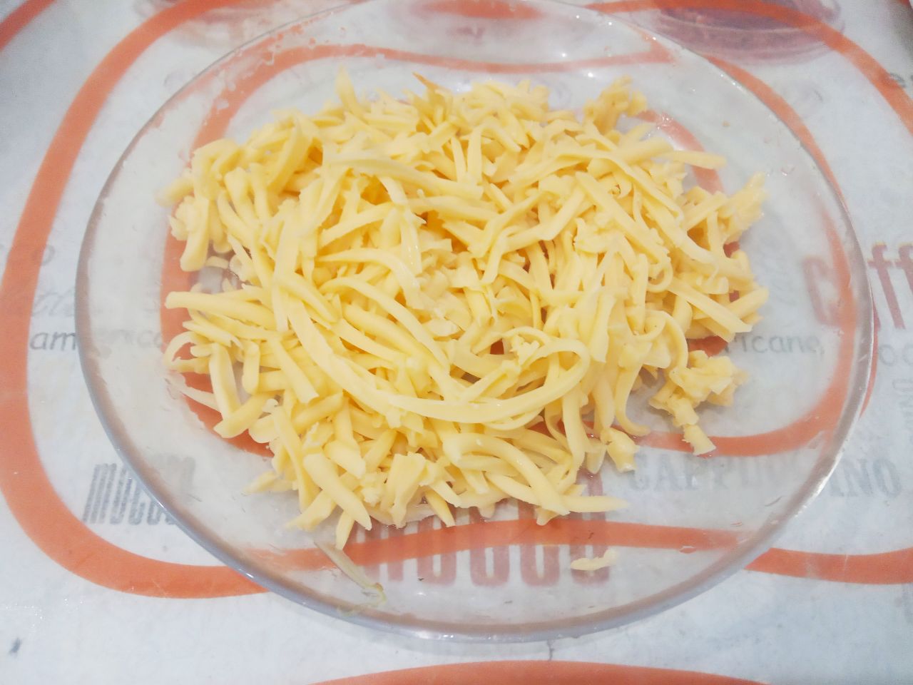Ленивый пирог на кефире, с мясом и сыром в духовке: Сыр натираем на крупной терке, половину сыра добавляем в тесто, а половину оставляем, сверху испеченный пирог