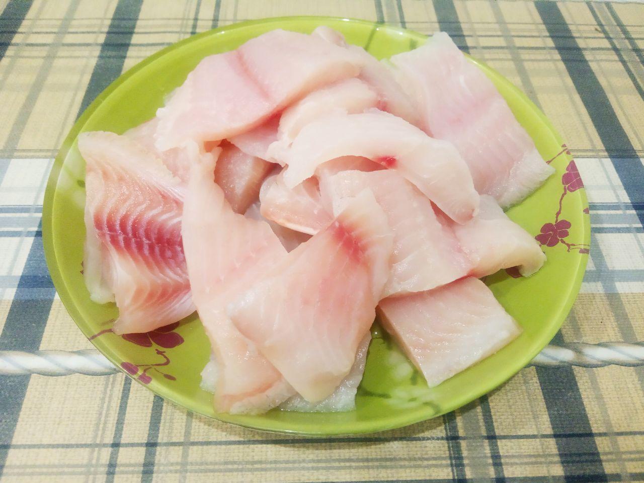 Рыба в сырно-яичном кляре, вкусно и аппетитно: Рыбное филе промываем и просушиваем, разрезаем на небольшие продолговатые кусочки.