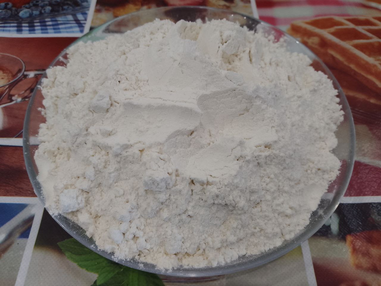 Пирог из песочной крошки, творожной начинки и ягод клубники: Сначала приготовим песочную крошку.