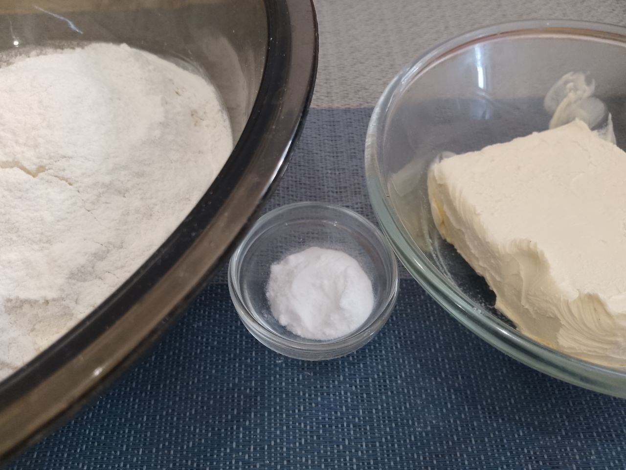Печенье с кунжутом и семенами льна, приготовленное из теста с вареными яйцами