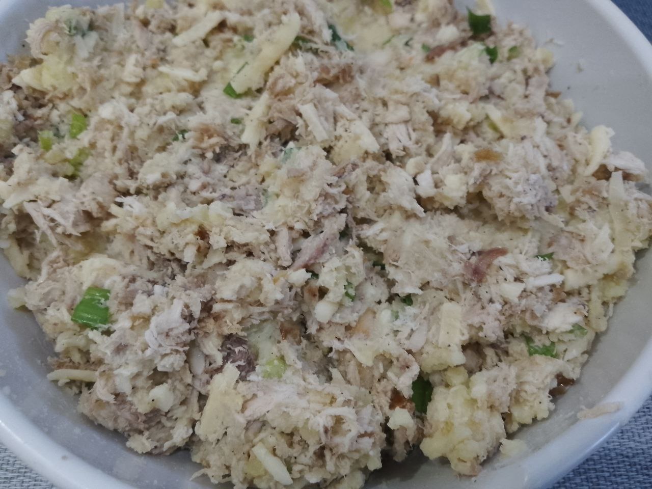 Лаваш с мясной начинкой в кляре, на сковороде: Соединяем куриное мясо, сыр, лук зеленый пюре, перемешиваем.