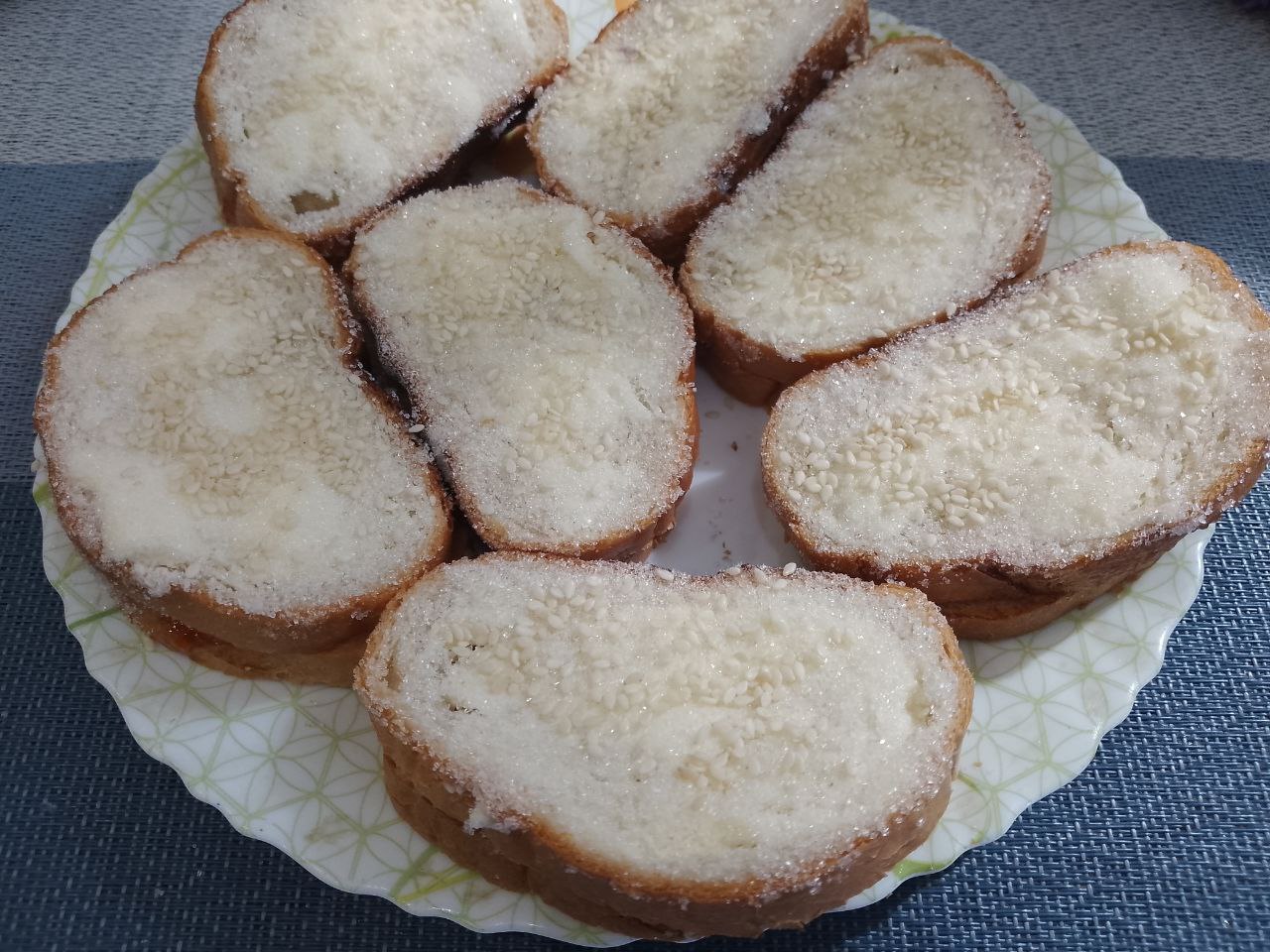 Десерт к чаю из батона, джема, сливочного масла и кунжута: Посыпаем равномерно кунжутом.