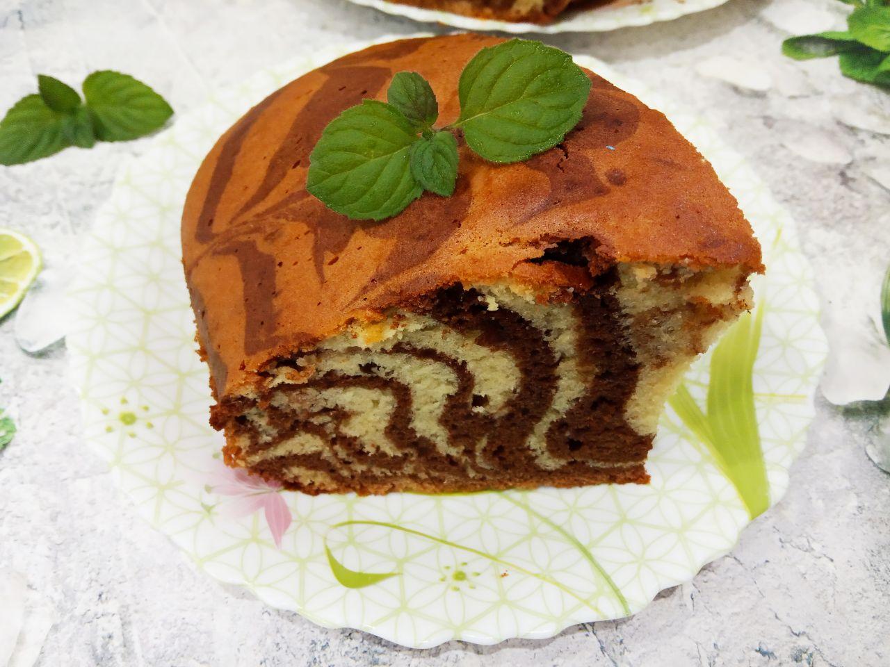 Пирог «Зебра» на молоке и растительном масле к чаю, просто и вкусно: Пирог охлаждаем в форме, достаем пирог с формы, разрезаем на части и подаем к чаю.