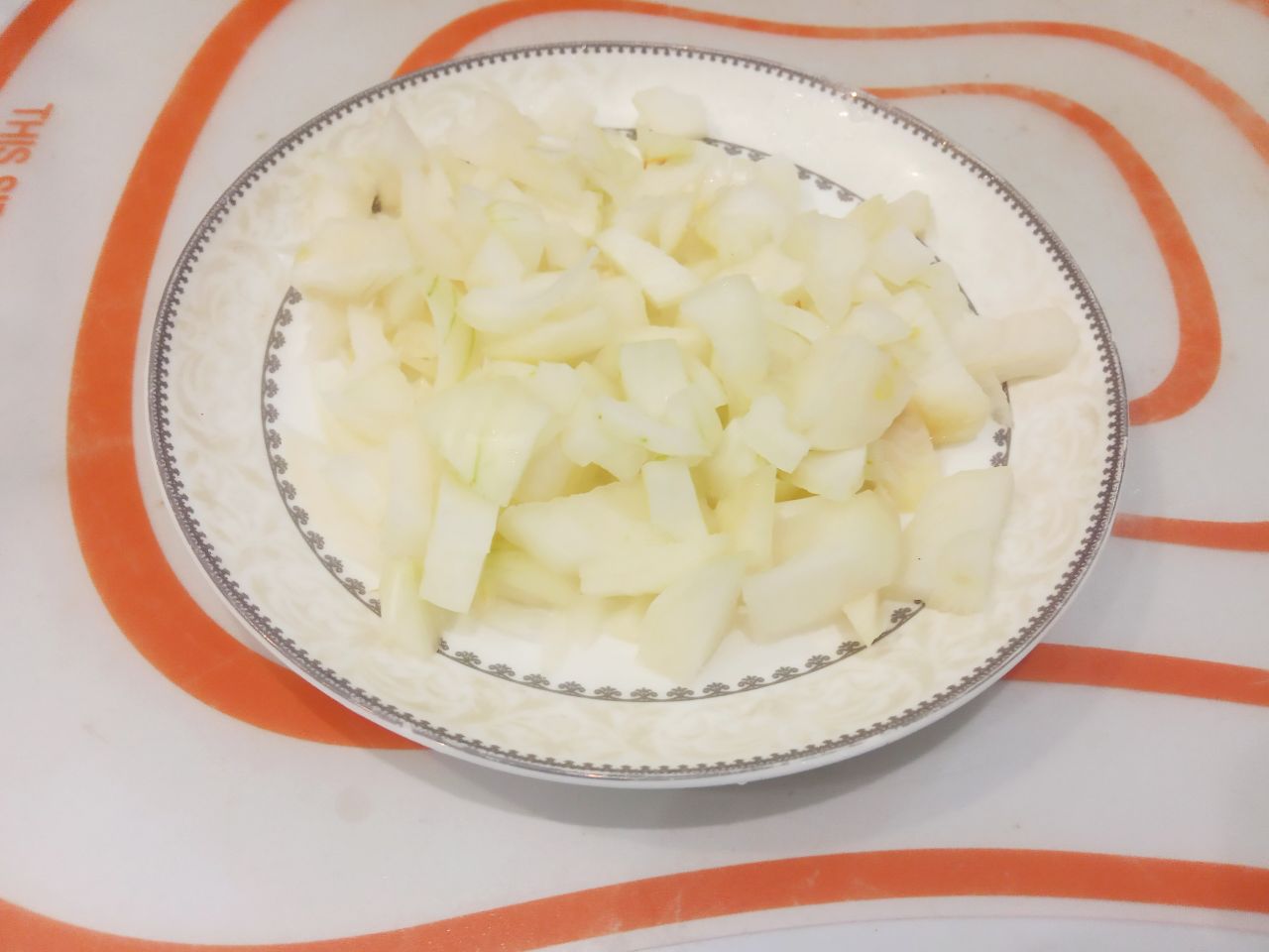 Чесночные стрелки с овощами, томатным соусом и мясным фаршем: Лук очищаем, промываем и мелко нарезаем.