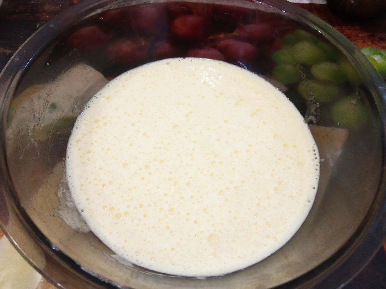 Чайный пирог с изюмом, воздушный и нежный: Яйца разбиваем в чашу, добавляем сахар и ванильный сахар, взбиваем миксером до загустения.