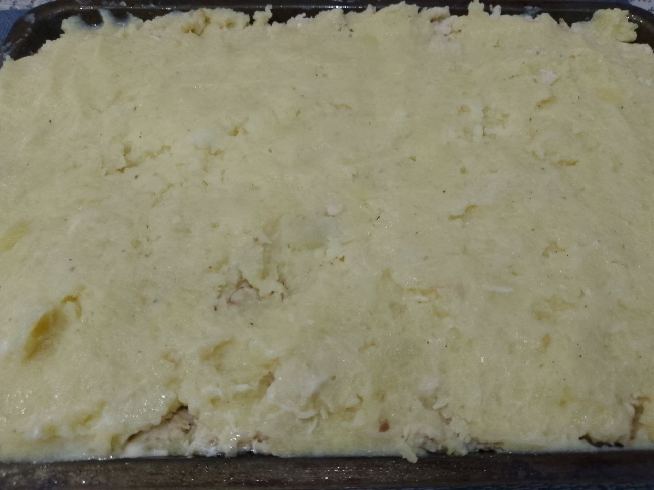 Картофельная запеканка с куриным филе, в духовке: Выкладываем оставшееся пюре и заливаем оставшейся заливкой.