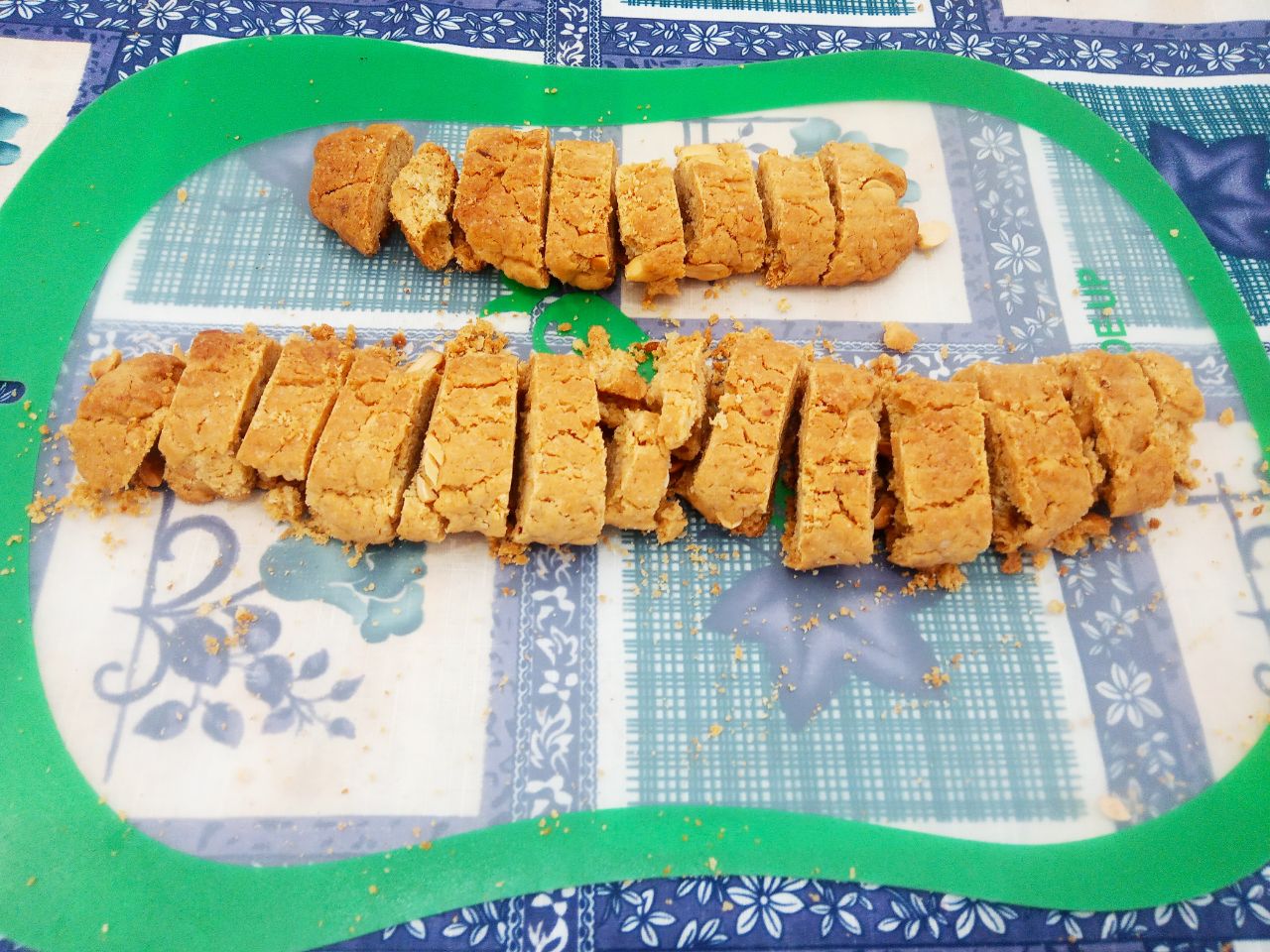 Печенье с орехами подсушенное в духовке, рассыпчатое и хрустящее: Выкладываем валики на рабочую поверхность и разрезаем острым ножом на полоски около 1 см. Печенье разрезаем