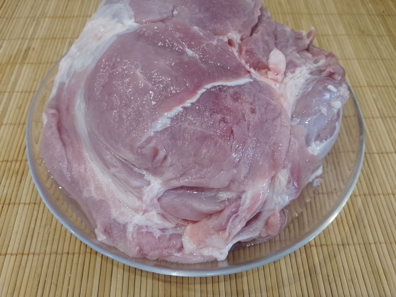 Домашние мясные котлеты, с начинкой из сыра, вкусные и аппетитные: Мясо свинины промываем, просушиваем, разрезаем на кусочки и пропускаем через мясорубку.