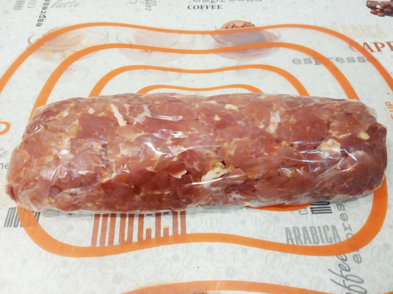 Рулет из свинины со специями, запеченный в духовке: Мясо помещаем в рукав, формируем рулет, края плотно заворачиваем и укладываем на противень.