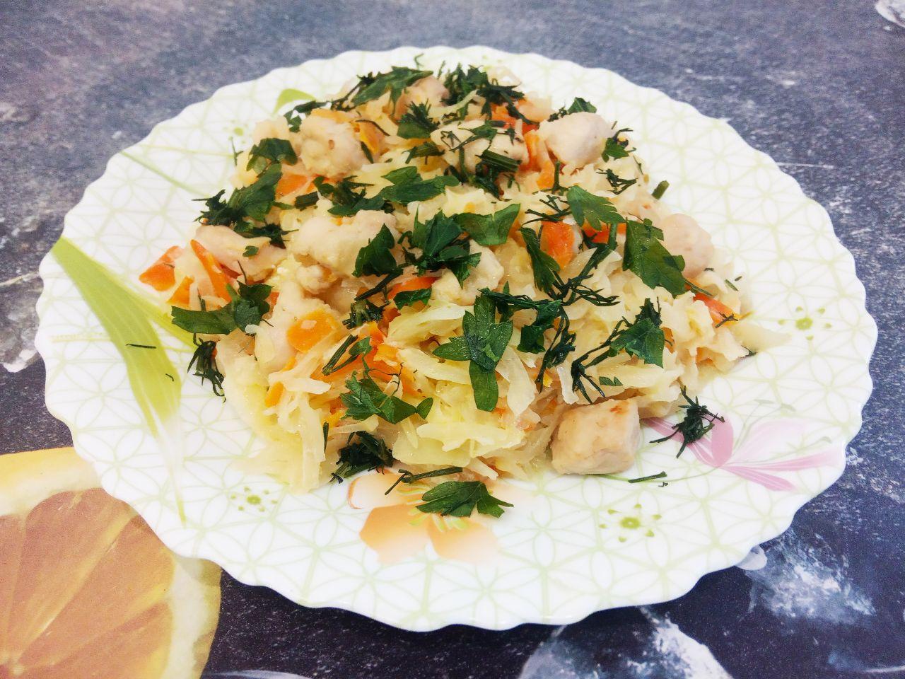 Капуста тушеная в сметане с куриным филе