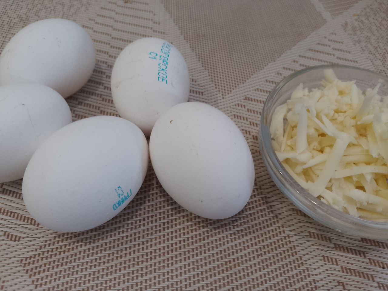 Нежный яичный омлет с сыром, на сковороде