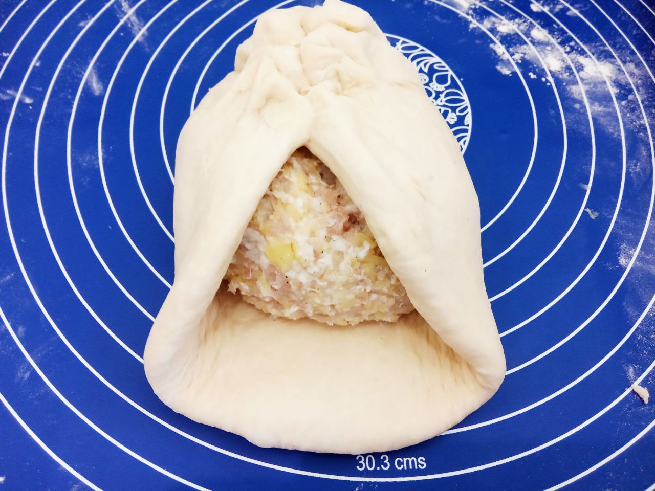 Лепешки с мясной начинкой, в духовке: Края теста собираем и закрываем начинку.