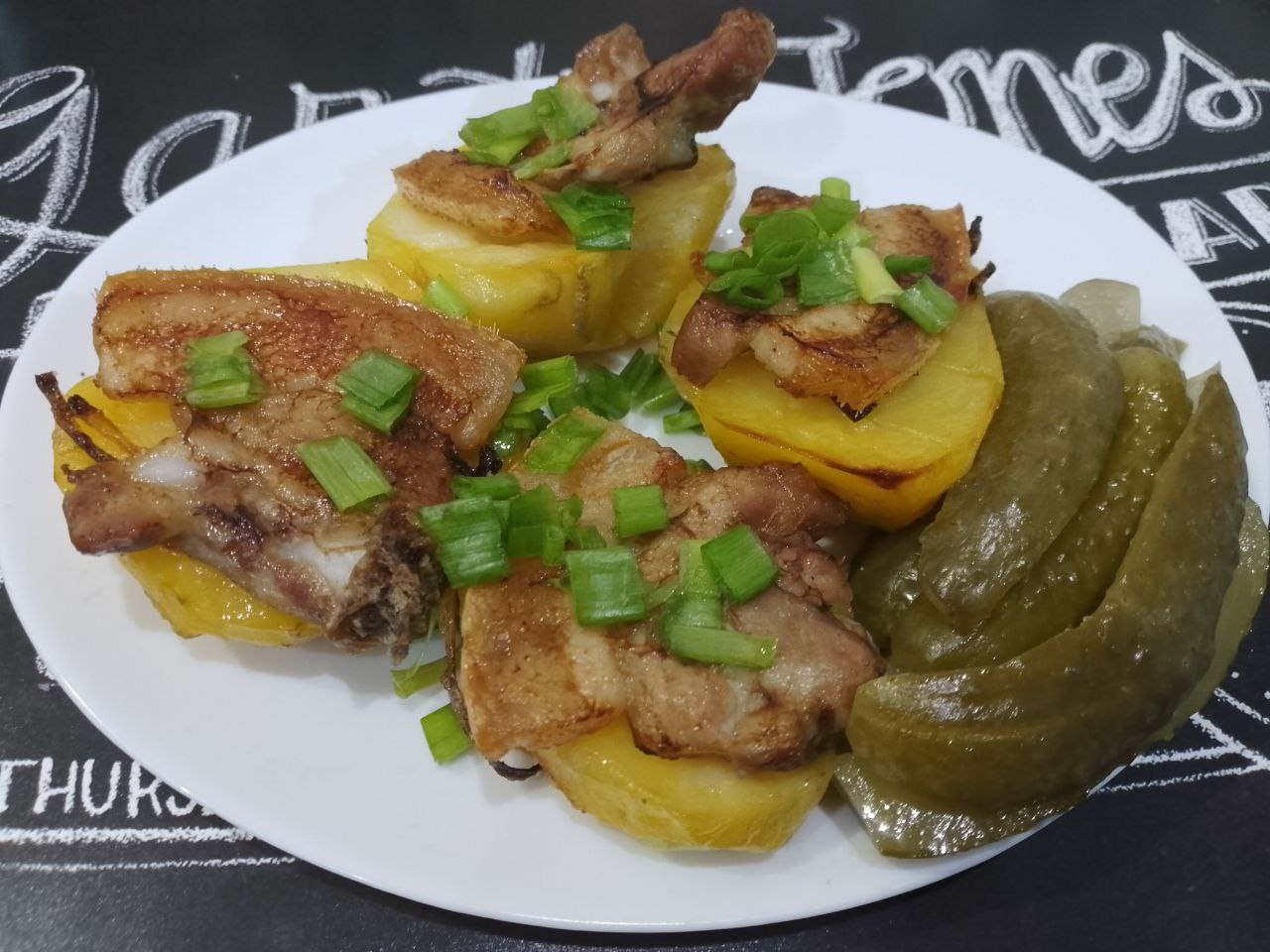 Картофель запеченный в духовке с грудинкой, просто и вкусно: Запеченный картофель достаем из духовки и выкладываем на блюдо.Картофель посыпаем зеленым луком и подаем к