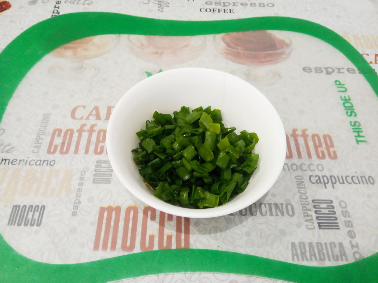 Простой рецепт вкусного и сытного салата: Лук зеленый промываем водой, просушиваем и измельчаем.