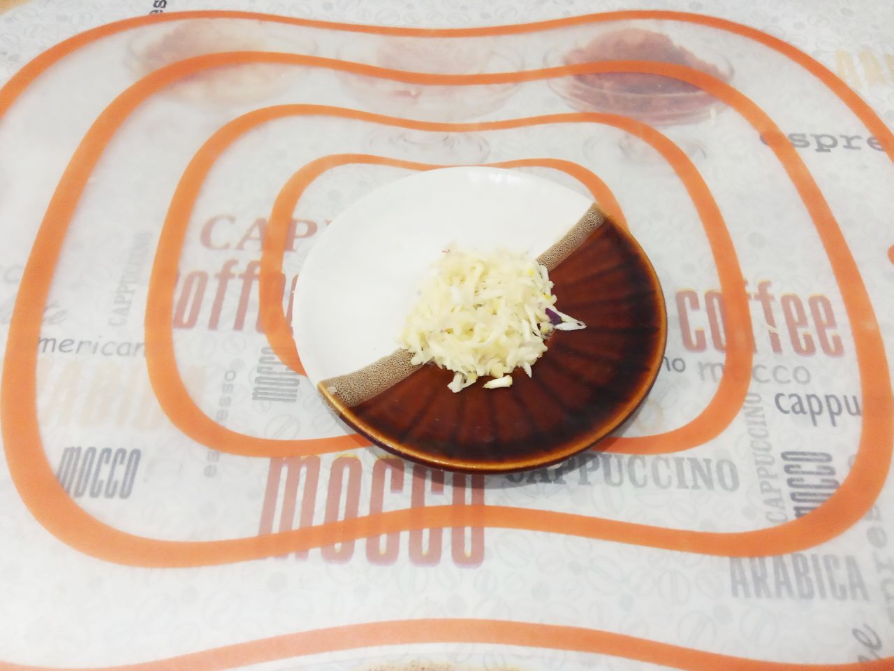 Мясные конвертики с сыром, жареные на сковороде: Чеснок очищаем от шелухи, промываем и натираем на мелкой терке или пропускаем через чесночницу.