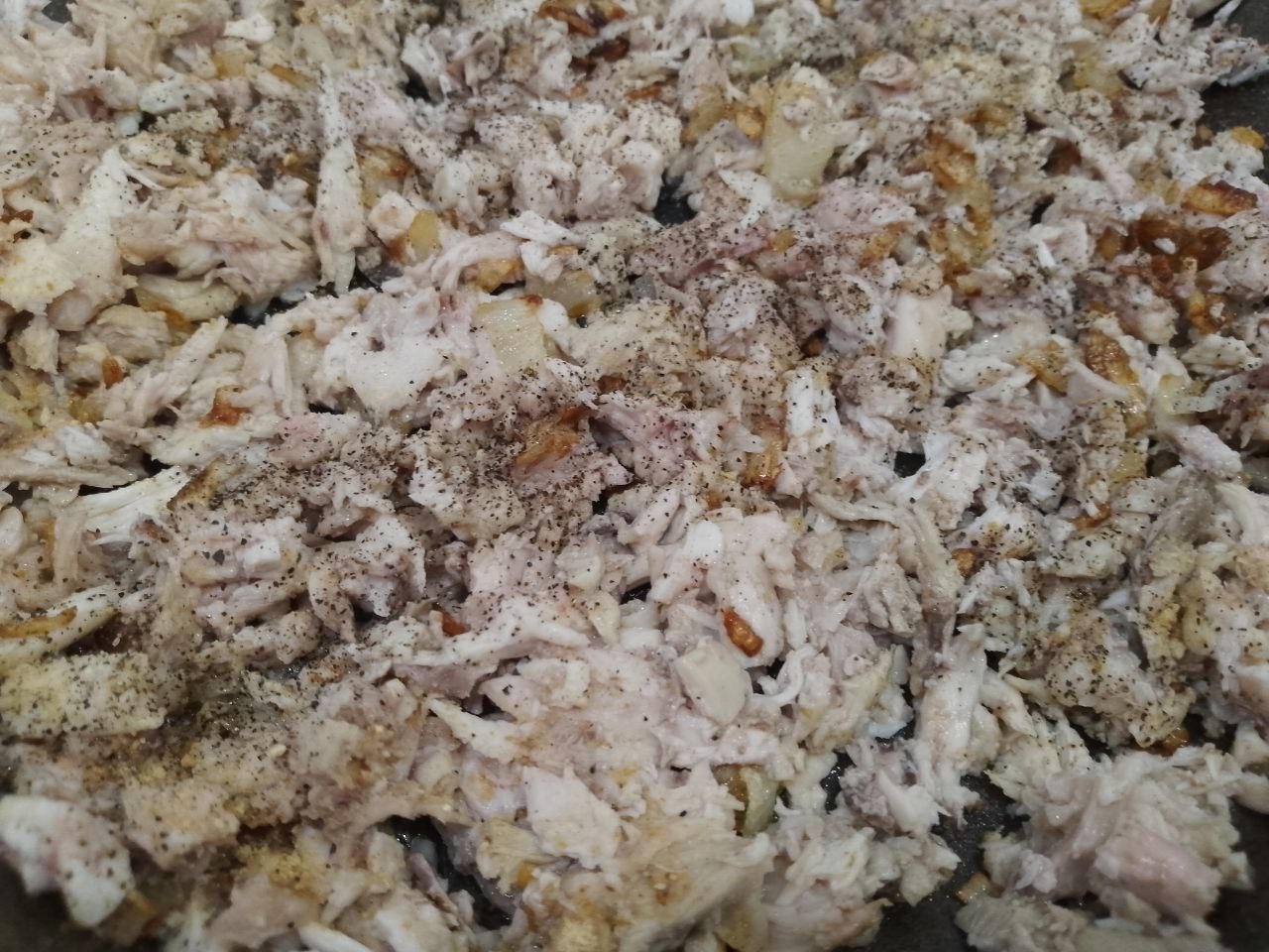 Горячие бутерброды с куриным мясом и сыром, сытные и аппетитные: Выкладываем мясо, солим, перчим, посыпаем сухим чесноком, перемешиваем и обжариваем несколько минут.