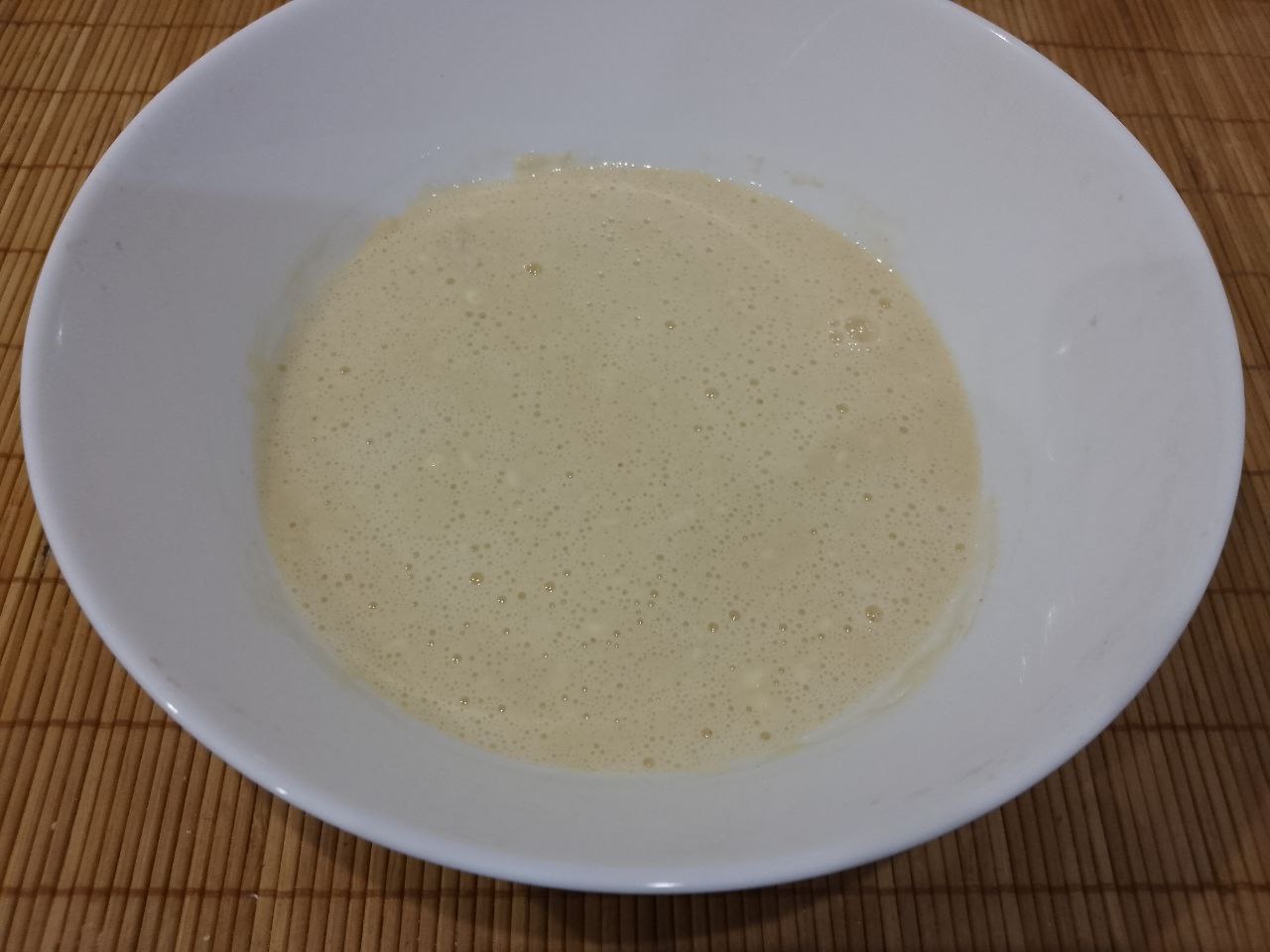 Филе минтая в кляре, простое и вкусное блюдо: Добавляем муку, размешиваем до исчезновения комочков.