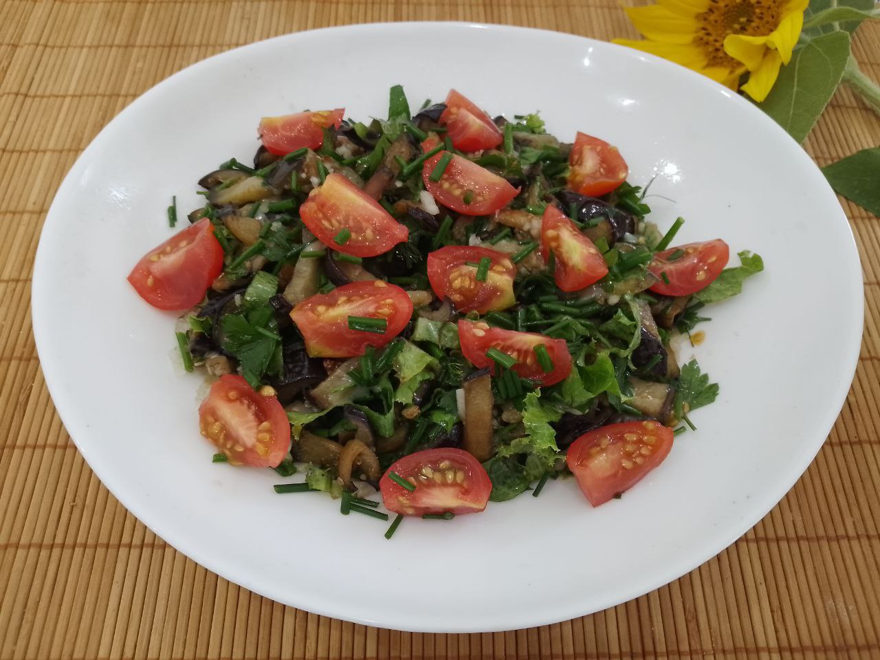 Салат из баклажанов, зелени и сыра, сытный и вкусный: Выкладываем помидоры сверху на салат и подаем к столу. По желанию салат поливаем лимонным соком, но я не